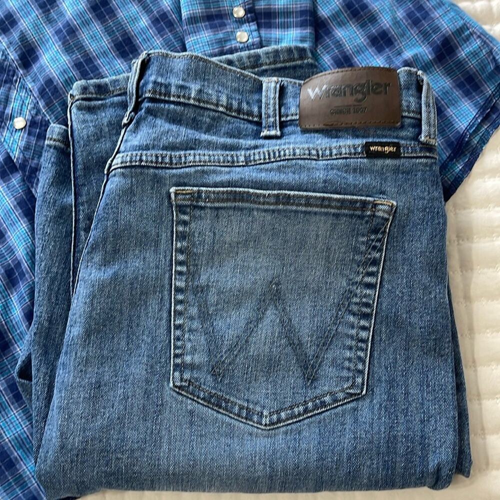 Men's Wrangler Regular Fit Med Wash Straight Leg Jeans Size 38x32